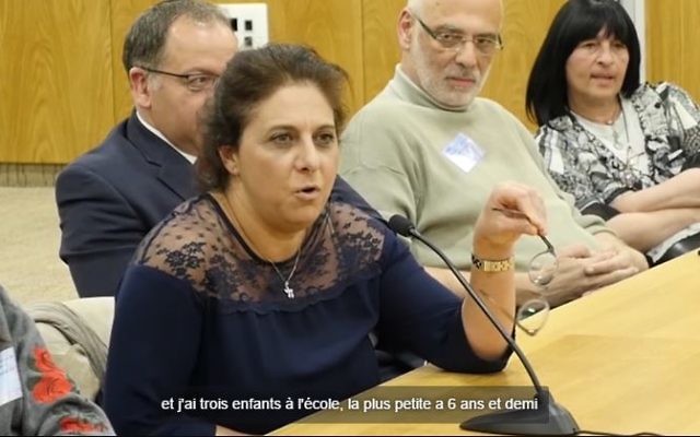 Isabelle Renassia, infirmière depuis bientôt 20 ans, en Israël depuis 4 ans sans travail, témoigne de son cas devant une commission de la Knesset (Crédit: capture d'écran Facebook/Qualita)