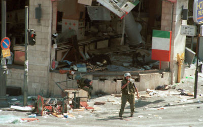 Scène d'un attentat suicide palestinien contre la pizzeria Sbarro de Jérusalem, qui a fait 15 morts, le 9 août 2001. (Crédit : Courtney Kealy/Getty Images/JTA)