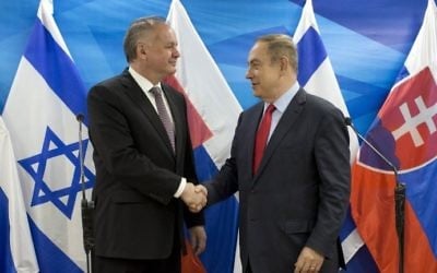Le président slovaque Andrej Kiska (à gauche) échange une poignée de mains avec le Premier ministre Benjamin Netanyahu au bureau du Premier ministre, à Jérusalem, le 30 mars 2017. (Crédit : AFP/Pool/ Abir Sultan)