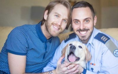 Adir Gabbai et Dean, un couple gay, mis en avant pour la Journée de la famille par l'Armée de  l'air israélienne, en mars 2017. (Crédit: Tweeter/IAF)