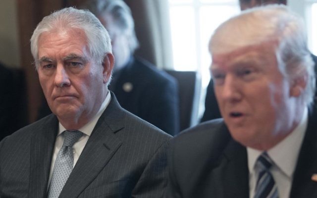 Rex Tillerson, à gauche, et Donald Trump à la Maison Blanche, le 13 mars 2017. (Crédit : Nicholas Kamm/AFP)