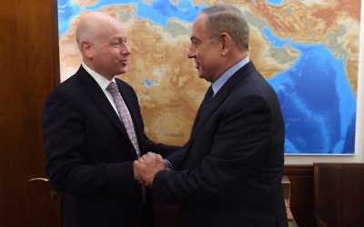 Jason Greenblatt et le Premier ministre Benjamin Netanyahu, le 13 mars 2017. (Crédit : GPO)