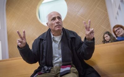 Mordechai Vanunu devant la Cour suprême de Jérusalem, le 30 janvier 2017. (Crédit: Miriam Alster/Flash90)