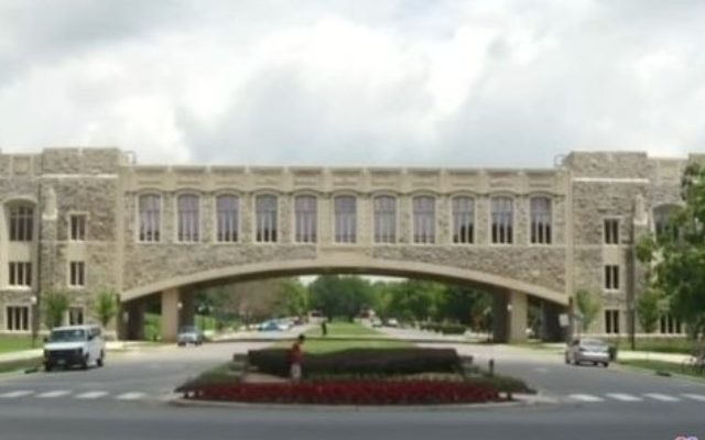 Le pont Torgersen sur le campus de l'Institut polytechnique et université d'État de Virginie. (Crédit : capture d'écran/YouTube) Le pont Torgersen sur le campus de l'Institut polytechnique et université d'État de Virginie. (Crédit : capture d'écran/YouTube)