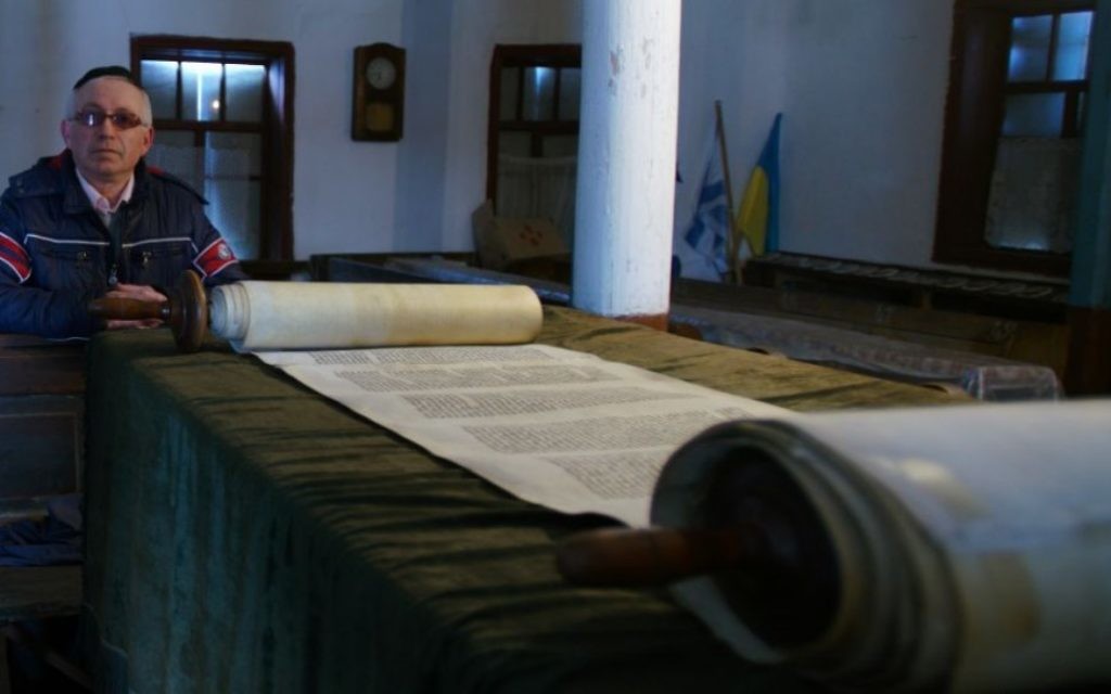 Yakov Sklarsky visite la synagogue de Bershad le 9 mars 2017 (Crédit : Cnaan Liphshiz/JTA) Yakov Sklarsky visite la synagogue de Bershad le 9 mars 2017 (Crédit : Cnaan Liphshiz/JTA)