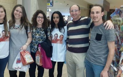 Ofir Shaer, 2e à droite, avec les bénévoles de Jewish Connection et des voyageurs israéliens à l'aéroport Ben Gurion, en mars 2017. (Crédit : autorisation) Ofir Shaer, 2e à droite, avec les bénévoles de Jewish Connection et des voyageurs israéliens à l'aéroport Ben Gurion, en mars 2017. (Crédit : autorisation)