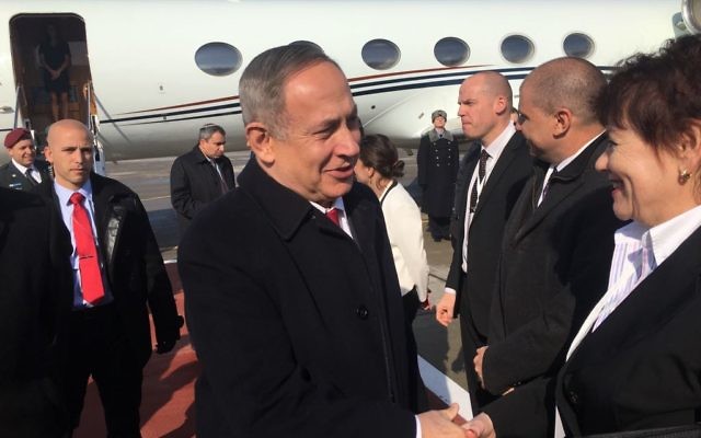 Le Premier ministre Benjamin Netanyahu à l'aéroport de Moscou avant une réunion avec le président Poutine de Russie, le 9 mars 2016 (Crédit : Autorisation) Le Premier ministre Benjamin Netanyahu à l'aéroport de Moscou avant une réunion avec le président Poutine de Russie, le 9 mars 2016 (Crédit : Autorisation)