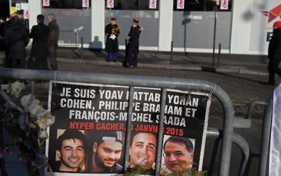 Des gardes républicains devant l'HyperCacher de la porte de Vincennes, avant une cérémonie commémorant le 2e anniversaire de l'attentat mortel contre le magasin, le 5 janvier 2017. (Crédit : Christophe Archambault/AFP)