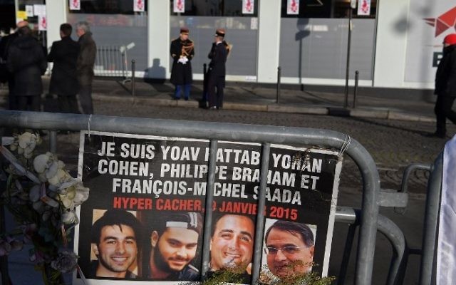 Des gardes républicains devant l'HyperCacher de la porte de Vincennes, avant une cérémonie commémorant le 2e anniversaire de l'attentat mortel contre le magasin, le 5 janvier 2017. (Crédit : Christophe Archambault/AFP)