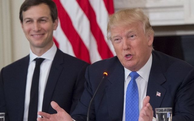 Le président américain Donald Trump aux côtés de son conseiller Jared Kushner, à gauche, au cours d'une réunion à la Maison Blanche, le 13 février 2017. (Crédit : Saul Loeb/AFP) Le président américain Donald Trump aux côtés de son conseiller Jared Kushner, à gauche, au cours d'une réunion à la Maison Blanche, le 13 février 2017. (Crédit : Saul Loeb/AFP)
