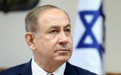 Le Premier ministre Benjamin Netanyahu pendant la réunion hebdomadaire du cabinet dans ses bureaux, le 2 avril 2017. (Crédit : Dan Balilty/Pool/AFP)