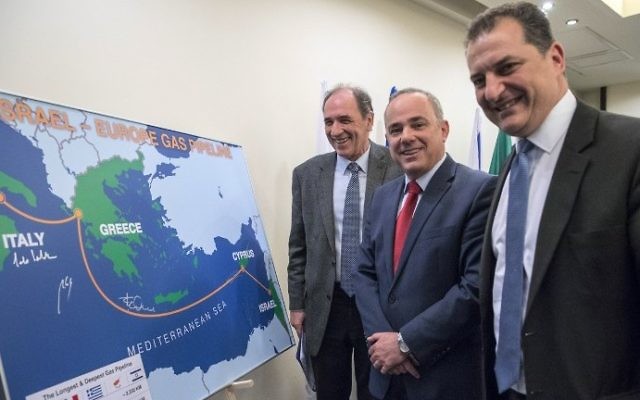 Yuval Steinitz, au centre, ministre de l'Energie, Yiorgos Lakkotrypis, à droite, ministre chypriote de l'Energie, du Commerce, de l'Industrie et du Tourisme, et Giorgos Stathakis, ministre grec de l'Economie, présentent le projet de plus long pipeline sous-marin au monde, à Tel Aviv, le 3 avril 2017. (Crédit : Jack Guez/AFP) Yuval Steinitz, au centre, ministre de l'Energie, Yiorgos Lakkotrypis, à droite, ministre chypriote de l'Energie, du Commerce, de l'Industrie et du Tourisme, et Giorgos Stathakis, ministre grec de l'Economie, présentent le projet de plus long pipeline sous-marin au monde, à Tel Aviv, le 3 avril 2017. (Crédit : Jack Guez/AFP)