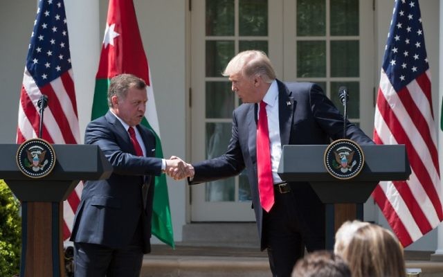Le roi Abdallah II de Jordanie en conférence de presse avec le président américain Donald Trump à la Maison Blanche, le 5 avril 2017. (Crédit : Nicholas Kamm/AFP)