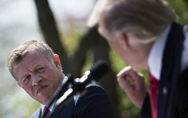 Le roi Abdallah II de Jordanie en conférence de presse avec le président américain Donald Trump à la Maison Blanche, le 5 avril 2017. (Crédit : Nicholas Kamm/AFP) Le roi Abdallah II de Jordanie en conférence de presse avec le président américain Donald Trump à la Maison Blanche, le 5 avril 2017. (Crédit : Nicholas Kamm/AFP)