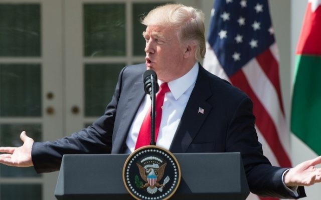 Le président américain Donald Trump lors d'une conférence de presse dans la Roseraie de la Maison Blanche, le 5 avril 2017. (Crédit : Nicholas Kamm/AFP) Le président américain Donald Trump lors d'une conférence de presse dans la Roseraie de la Maison Blanche, le 5 avril 2017. (Crédit : Nicholas Kamm/AFP)