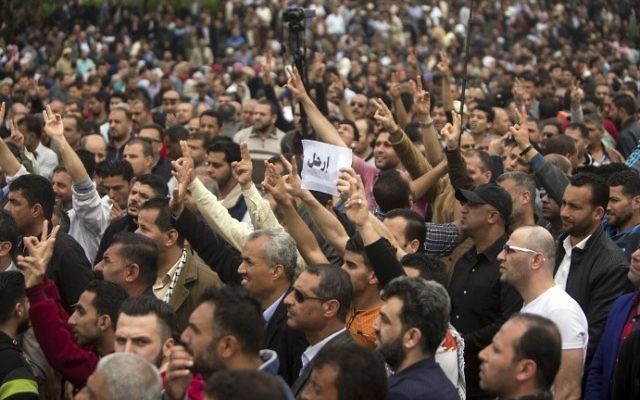 Des Palestiniens employés par l'Autorité palestinienne pendant une manifestation contre la réduction de leurs salaires dans la ville de Gaza, le 8 avril 2017. (Crédit : Mahmud Hams/AFP) Des Palestiniens employés par l'Autorité palestinienne pendant une manifestation contre la réduction de leurs salaires dans la ville de Gaza, le 8 avril 2017. (Crédit : Mahmud Hams/AFP)