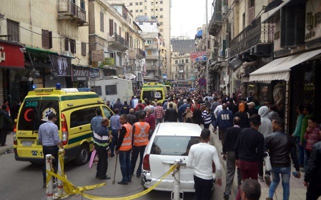 Les forces de sécurité et les secouristes sur le site d'un attentat terroriste dans une église copte d'Alexandrie, en Egypte, le jour du dimanche des Rameaux, le 9 avril 2017. (Crédit : AFP/STRINGER) Les forces de sécurité et les secouristes sur le site d'un attentat terroriste dans une église copte d'Alexandrie, en Egypte, le jour du dimanche des Rameaux, le 9 avril 2017. (Crédit : AFP/STRINGER)