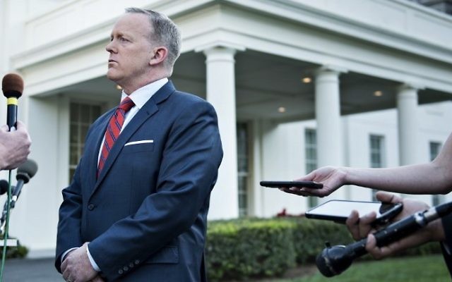 L'attaché de presse de la Maison Blanche, Sean Spicer lors d'une conférence de presse à la Maison Blanche le 11 avril 2017 à Washington (Crédit : AFP Photo / Brendan Smialowski) L'attaché de presse de la Maison Blanche, Sean Spicer lors d'une conférence de presse à la Maison Blanche le 11 avril 2017 à Washington (Crédit : AFP Photo / Brendan Smialowski)