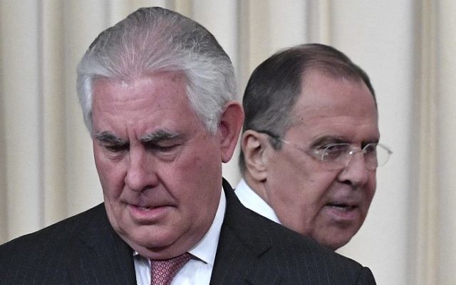 Sergueï Lavrov, ministre russe des Affaires étrangères, à droite, et son homologue américain Rex Tillerson, à Moscou, le 12 avril 2017. (Crédit : Alexander Nemenov/AFP) Sergueï Lavrov, ministre russe des Affaires étrangères, à droite, et son homologue américain Rex Tillerson, à Moscou, le 12 avril 2017. (Crédit : Alexander Nemenov/AFP)
