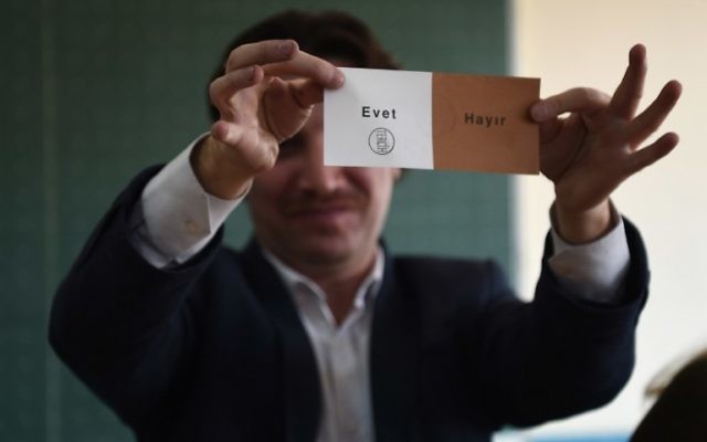 Un vote "oui" après la fermeture des bureaux de vote pour le référendum en Turquie, le 16 avril 2017. (Crédit : Ozan Kose/AFP) Un vote "oui" après la fermeture des bureaux de vote pour le référendum en Turquie, le 16 avril 2017. (Crédit : Ozan Kose/AFP)