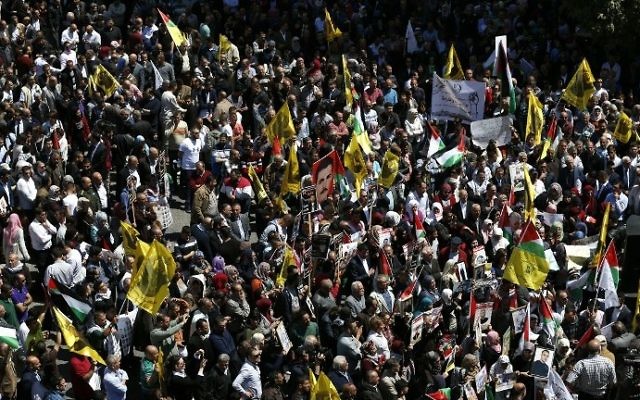 Manifestation de soutiens aux prisonniers palestiniens à Ramallah, en Cisjordanie, le 17 avril 2017. (Crédit : Abbas Momani/AFP) Manifestation de soutiens aux prisonniers palestiniens à Ramallah, en Cisjordanie, le 17 avril 2017. (Crédit : Abbas Momani/AFP)