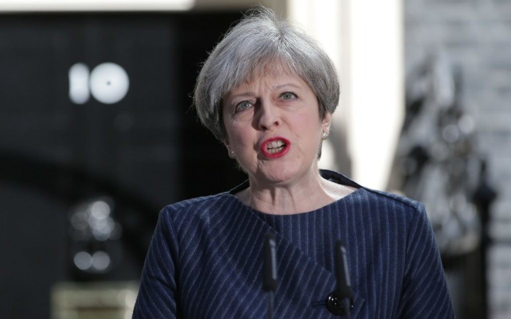 La Première ministre britannique Theresa May devant le 10 Downing Street, à Londres, le 18 avril 2017. (Crédit : Daniel Leal-Olivas/AFP) La Première ministre britannique Theresa May devant le 10 Downing Street, à Londres, le 18 avril 2017. (Crédit : Daniel Leal-Olivas/AFP)