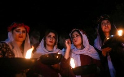 Cérémonie du Nouvel an de la communauté yazidie irakienne, devant le temple Lalish, près de Dohuk, le 18 avril 2017. (Crédit : Safin Hamed/AFP)