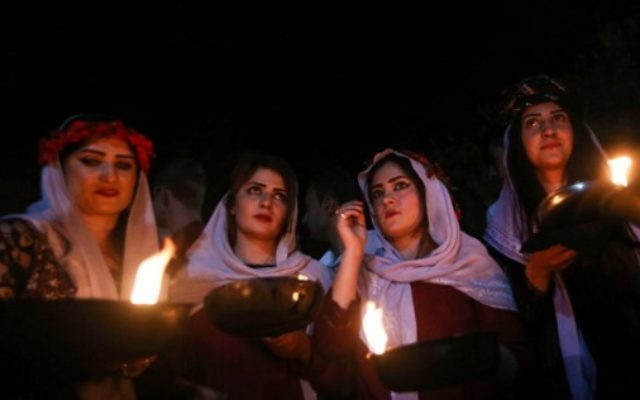 Cérémonie du Nouvel an de la communauté yazidie irakienne, devant le temple Lalish, près de Dohuk, le 18 avril 2017. (Crédit : Safin Hamed/AFP) Cérémonie du Nouvel an de la communauté yazidie irakienne, devant le temple Lalish, près de Dohuk, le 18 avril 2017. (Crédit : Safin Hamed/AFP)