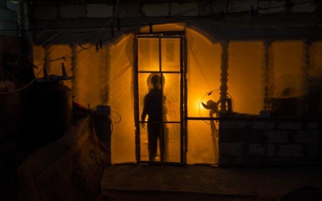 La silhouette d'un Palestinien dans le camp de réfugiés de Khan Yunis, dans le sud de la bande de Gaza, le 19 avril 2017. (Crédit : Mahmud Hams/AFP)