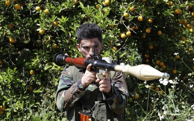 Un membre du Hezbollah dans un champ proche de Naqura, à la frontière libano-israélienne, le 20 avril 2017. (Crédit : Joseph Eid/AFP) Un membre du Hezbollah dans un champ proche de Naqura, à la frontière libano-israélienne, le 20 avril 2017. (Crédit : Joseph Eid/AFP)