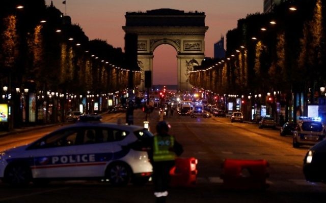 Les policiers bloquent l'accès aux Champs Elysées à Paris après une attaque terroriste, le 20 avril 2017 (Crédit : AFP / Ludovic Marin)