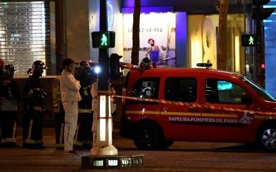Les policiers bloquent l'accès aux Champs Elysées à Paris après une attaque terroriste, le 20 avril 2017. (Crédit : Ludovic Marin/AFP)