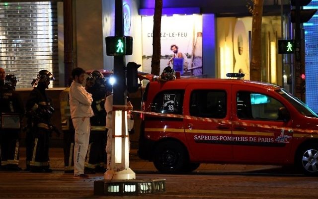 Les policiers bloquent l'accès aux Champs Elysées à Paris après une attaque terroriste, le 20 avril 2017. (Crédit : Ludovic Marin/AFP)