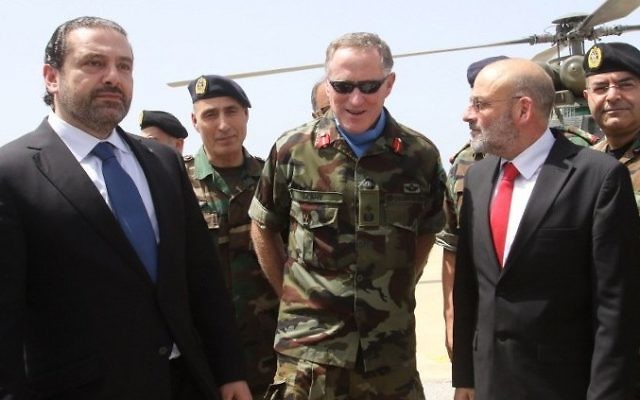 Le Premier ministre libanais Saad Hariri, à gauche, avec le commandant de la FINUL, le général irlandais Michael Beary, au centre, lors d'une visite au siège de la FINUL dans le sud du Liban, à Naqura, le 21 avril 2017. (Crédit : Mahmoud Zayyat/AFP)