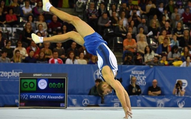 Le médaillé de bronze Alexander Shatilov d'Israël lors de l'exercice de barre au sol final dans le cadre des Championnats de gymnastique artistiques organisés à Cluj Napoca, en Roumanie, le 22 avril 2017. (Crédit : AFP/Daniel Mihailescu) Le médaillé de bronze Alexander Shatilov d'Israël lors de l'exercice de barre au sol final dans le cadre des Championnats de gymnastique artistiques organisés à Cluj Napoca, en Roumanie, le 22 avril 2017. (Crédit : AFP/Daniel Mihailescu)