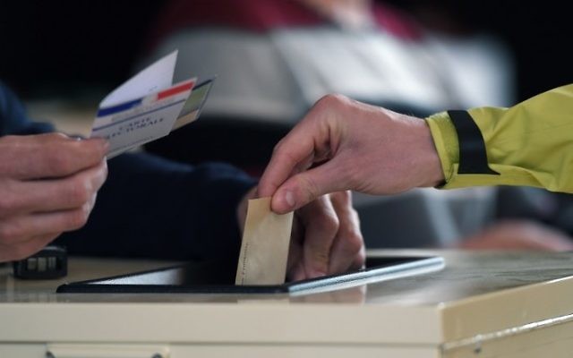 Vote dans un bureau de vote pour le premier tour des élections présidentielles françaises, à Strasbourg, le 23 avril 2017. (Crédit : Federick Florin/AFP)