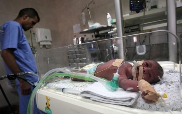 Un nouveau-né dans une couveuse en néonatalogie à l'hôpital Al-Shifa de Gaza Ville, le 23 avril 2017. (Crédit : Said Khatib/AFP)