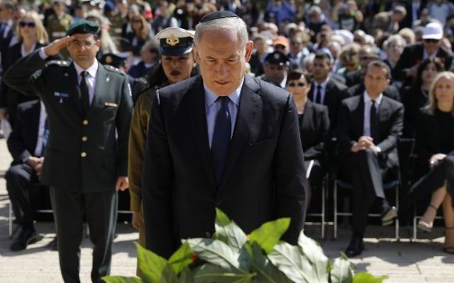 Le Premier ministre Benjamin Netanyahu pendant la cérémonie officielle de Yom HaShoah, à Yad Vashem, à Jérusalem, le 24 avril 2017. (Crédit : Amir Cohen/Pool/AFP) Le Premier ministre Benjamin Netanyahu pendant la cérémonie officielle de Yom HaShoah, à Yad Vashem, à Jérusalem, le 24 avril 2017. (Crédit : Amir Cohen/Pool/AFP)
