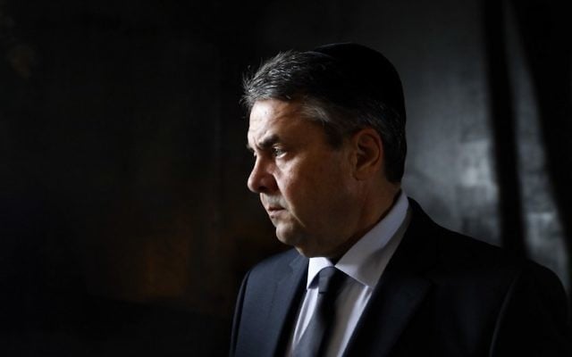 Sigmar Gabriel, ministre allemand des Affaires étrangères, à Yad Vashem, à Jérusalem, le jour de Yom HaShoah, le 24 avril 2017. (Crédit : Gali Tibbon/AFP)