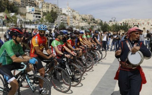 Les cyclistes jordaniens et étrangers regardent un groupe de danseurs traditionnels au théâtre romain antique dans le centre d'Amman lors d'une cérémonie de bienvenue aux participants à la tournée de paix au Moyen-Orient le 24 avril 2017 (Crédit : AFP PHOTO / MENAHEM KAHANA) Les cyclistes jordaniens et étrangers regardent un groupe de danseurs traditionnels au théâtre romain antique dans le centre d'Amman lors d'une cérémonie de bienvenue aux participants à la tournée de paix au Moyen-Orient le 24 avril 2017 (Crédit : AFP PHOTO / MENAHEM KAHANA)