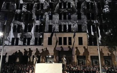 Commémoration de l'Anzac Day à Sydney, en Australie, le 25 avril 2017. (Crédit : Daniel De-Cartel/AFP)