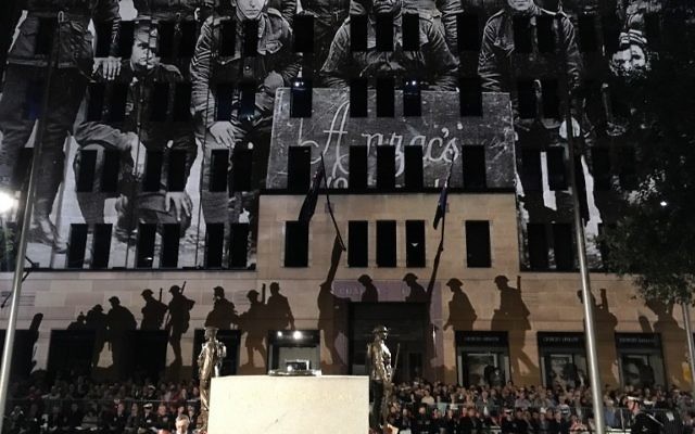 Commémoration de l'Anzac Day à Sydney, en Australie, le 25 avril 2017. (Crédit : Daniel De-Cartel/AFP)