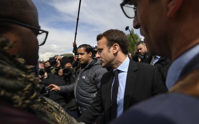 Emmanuel Macron, candidat du mouvement En Marche ! à l'élection présidentielle française, à l'usine Whirlpool d'Amiens, le 26 avril 2017. (Crédit : Eric Feferberg/AFP)