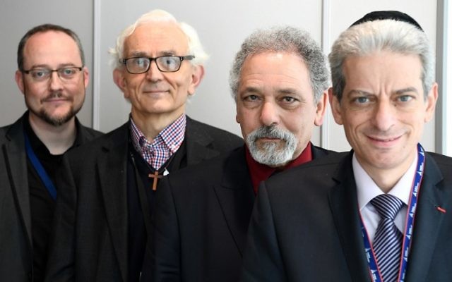 (De gauche à droite) le pasteur Pierre de Mareull, le diacre Yves de Brunhoff, l'Imam Hazem El Shafei et le rabbin Moché Lewin posent près des zones de prière de l'aéroport Paris-Charles de Gaulle à Roissy, France le 29 mars 2017(Crédit : AFP PHOTO / GABRIEL BOUYS) (De gauche à droite) le pasteur Pierre de Mareull, le diacre Yves de Brunhoff, l'Imam Hazem El Shafei et le rabbin Moché Lewin posent près des zones de prière de l'aéroport Paris-Charles de Gaulle à Roissy, France le 29 mars 2017(Crédit : AFP PHOTO / GABRIEL BOUYS)