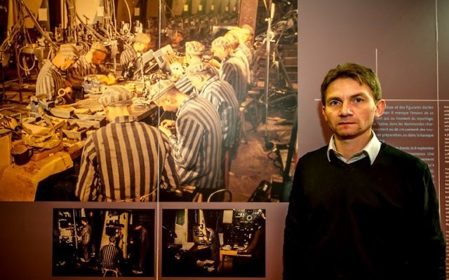 L'historien français Laurent Thierry posant près des photos de déportés au Centre d'histoire et de mémoire de La Coupole à Helfaut, près de Saint-Omer, en France le 26 avril 2017 (Crédit :  AFP PHOTO / PHILIPPE HUGUEN
