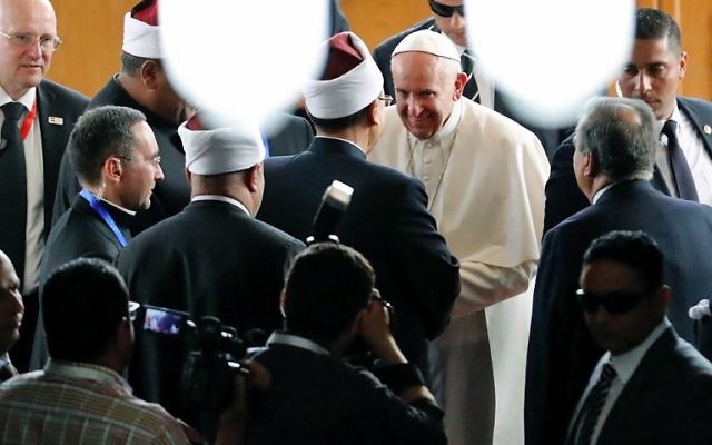 Le pape François est salué par les religieux musulmans lors d'une visite à la prestigieuse institution sunnite Al-Azhar au Caire le 28 avril 2017 lors d'une visite officielle en Egypte. (Crédit : AFP PHOTO / Thomas COEX)