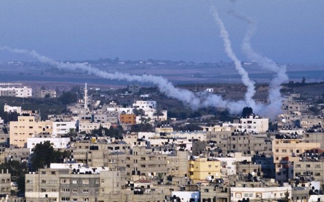 Des nuages de fumée tracent le parcours de missiles palestiniens tirés depuis le nord-est de Gaza le 21 août 2014 (Crédit : AFP/ROBERTO SCHMIDT) Des nuages de fumée tracent le parcours de missiles palestiniens tirés depuis le nord-est de Gaza le 21 août 2014 (Crédit : AFP/ROBERTO SCHMIDT)