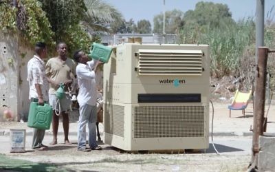 La technologie de Water-Gen utilise une série de filtres pour purifier l'air, en extraire l'humidité et la transformer en eau potable. (Crédit : capture d'écran YouTube)