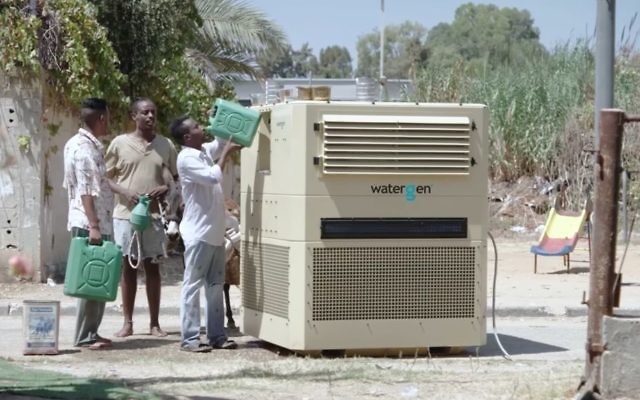 La technologie de Water-Gen utilise une série de filtres pour purifier l'air, en extraire l'humidité et la transformer en eau potable. (Crédit : capture d'écran YouTube)
