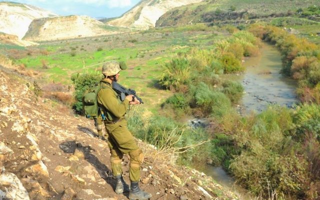 Un soldat israélien sur le plateau du Golan le 15 décembre 2014. Illustration. (Crédit : Matan Portnoy/armée israélienne/Flickr)